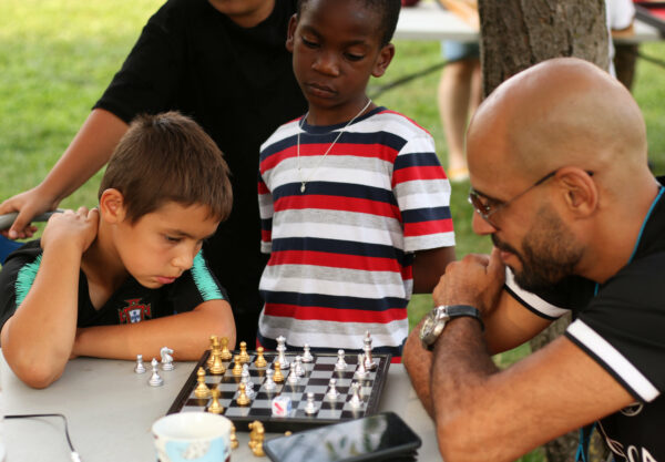 Duel entre générations autour d'un jeu d'échecs