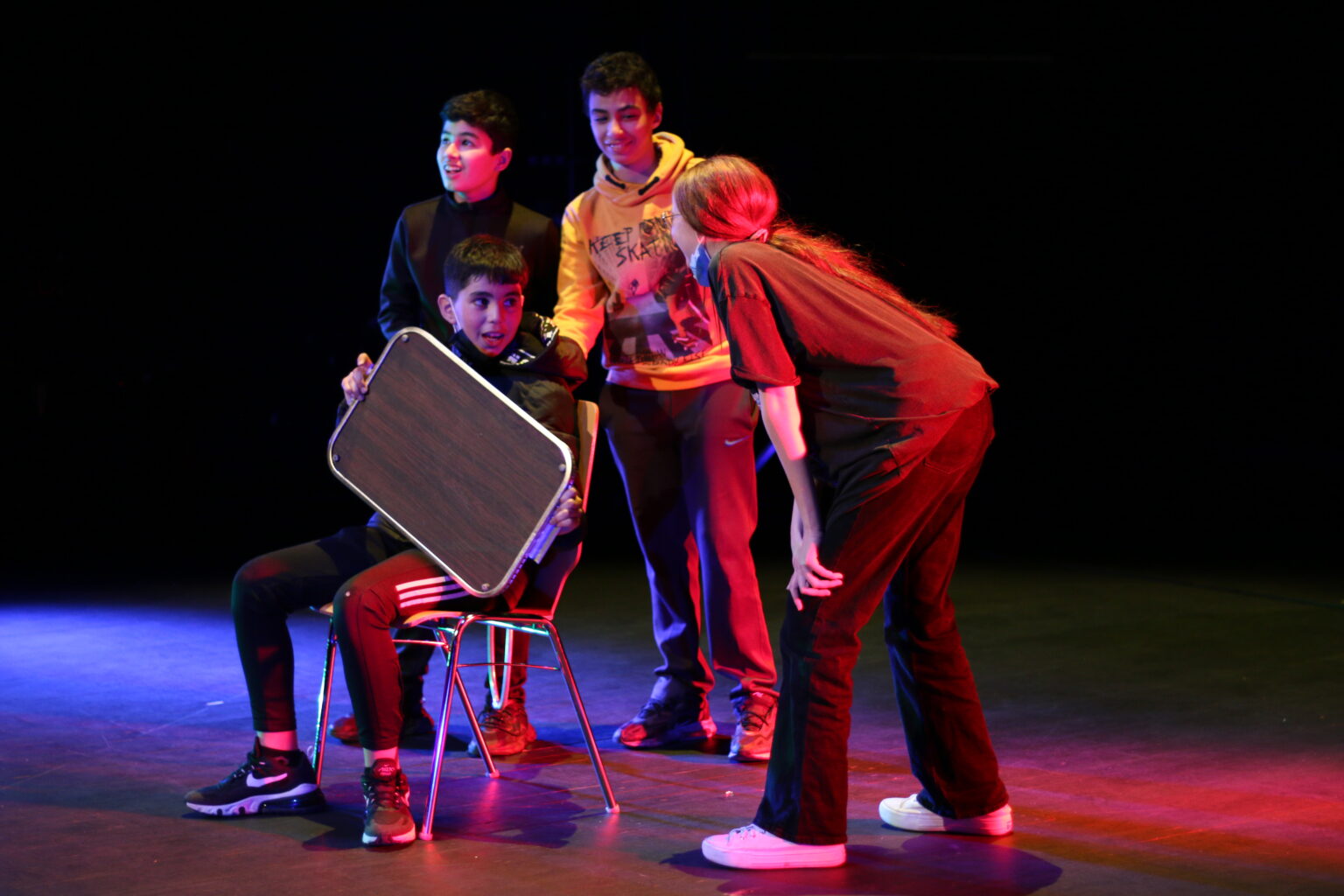 Un des groupes de jeunes en pleine représentation de leur pièce