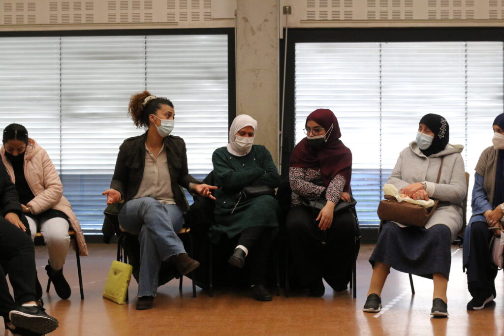 Des femmes débattent lors de la journée internationale des femmes au CSC de la Meinau