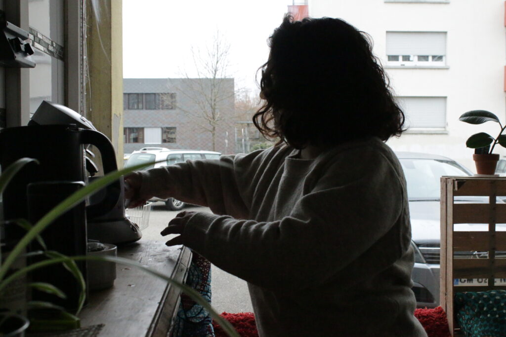 Une salariée de l'association lu² prépare le café dans les locaux au 48 rue de la Canardière