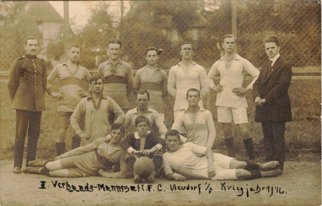 L'équipe masculine du FC Neudorf en 1916, peut être sur son terrain au Jardin Haemmerlé.1916_Verbands_Mannschaft_FC_Neudorf