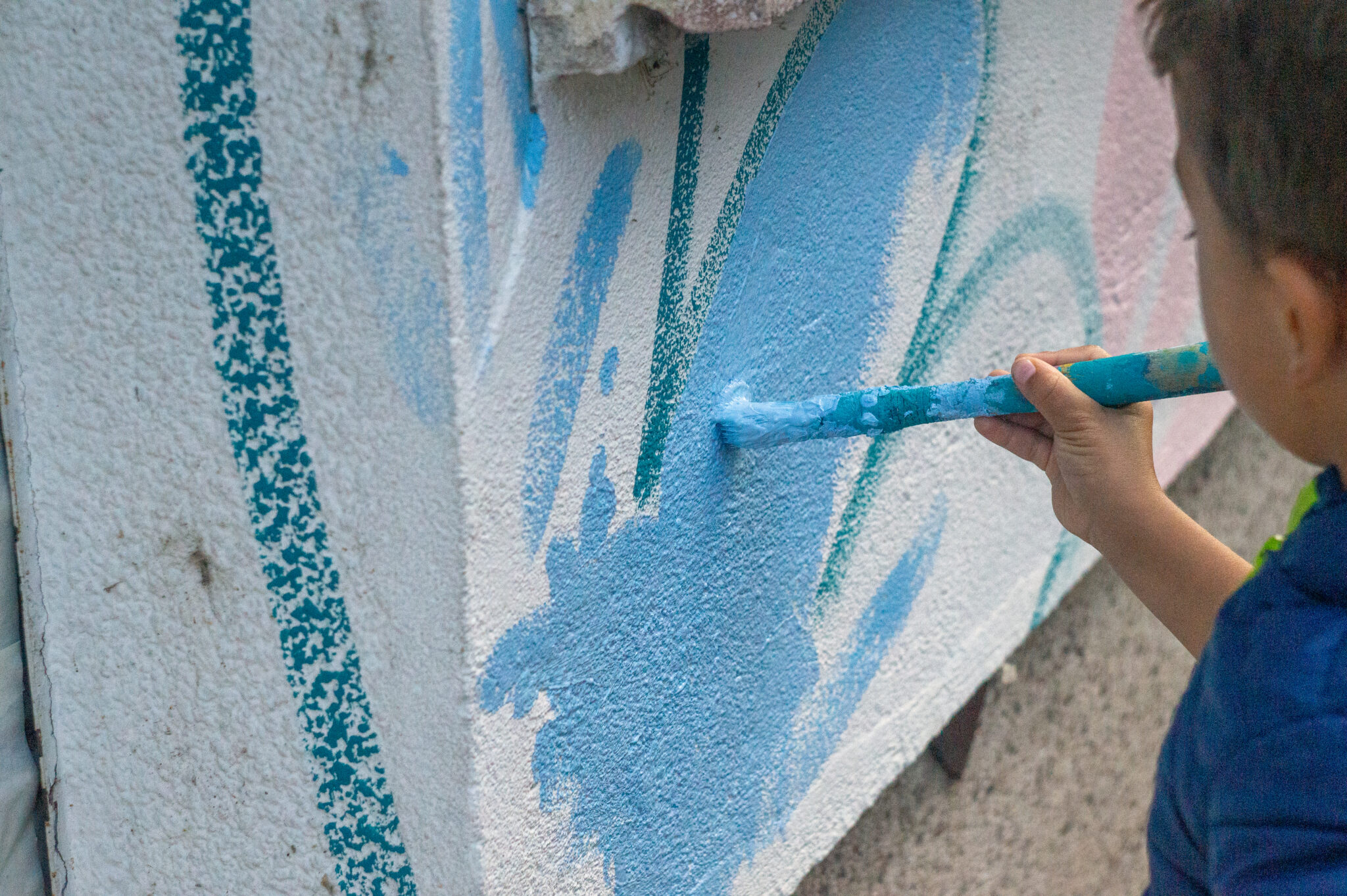 Petits et grands ont ainsi pu participer à la production de cette belle fresque qui donne des couleurs à la Maison du Projet