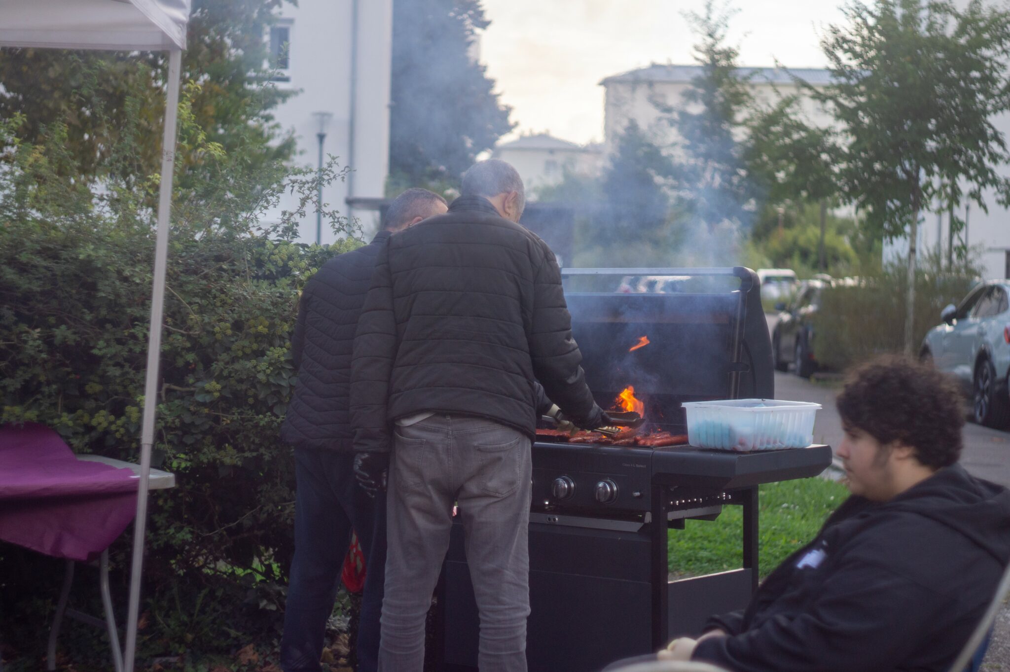 Bien sûr, le sandwich merguez est un incontournable de la fête de la Maison du Projet !