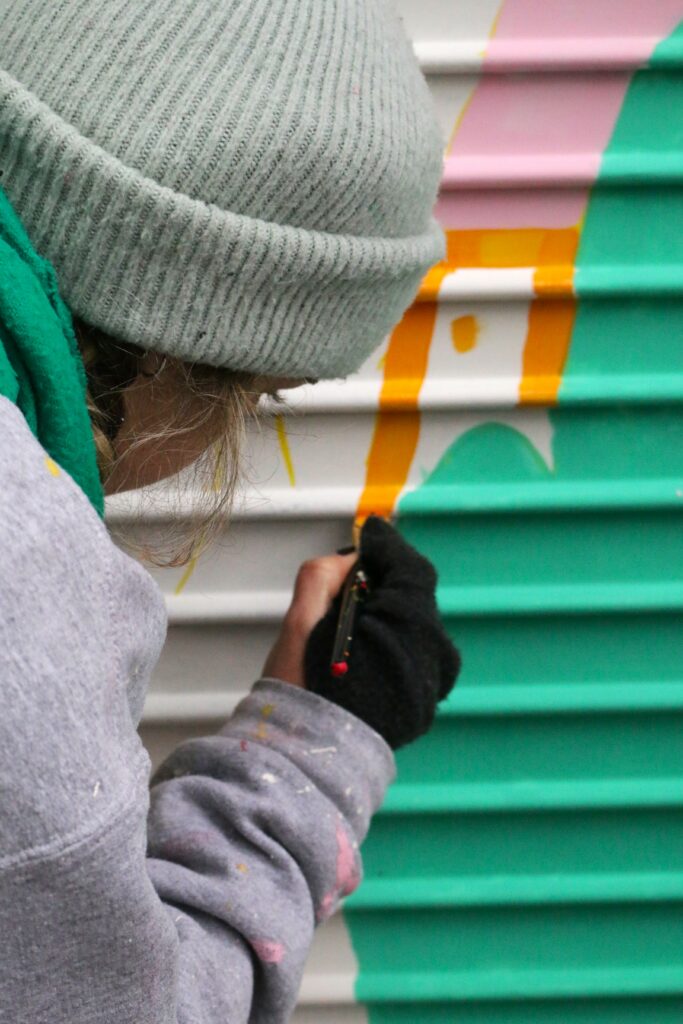 L'artiste Organe K entrain de faire les tracés de la fresque