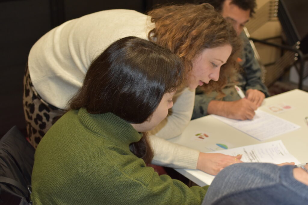 Hayva Wernert qui conseille une participante pendant l'atelier.