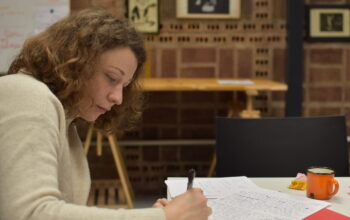 Photo d'Hayva Wernert en train d'écrire durant l'atelier.