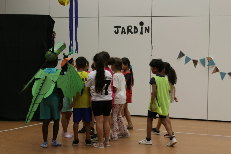 Les enfants jouent une saynète dans laquelle se produit un match de foot peu commun