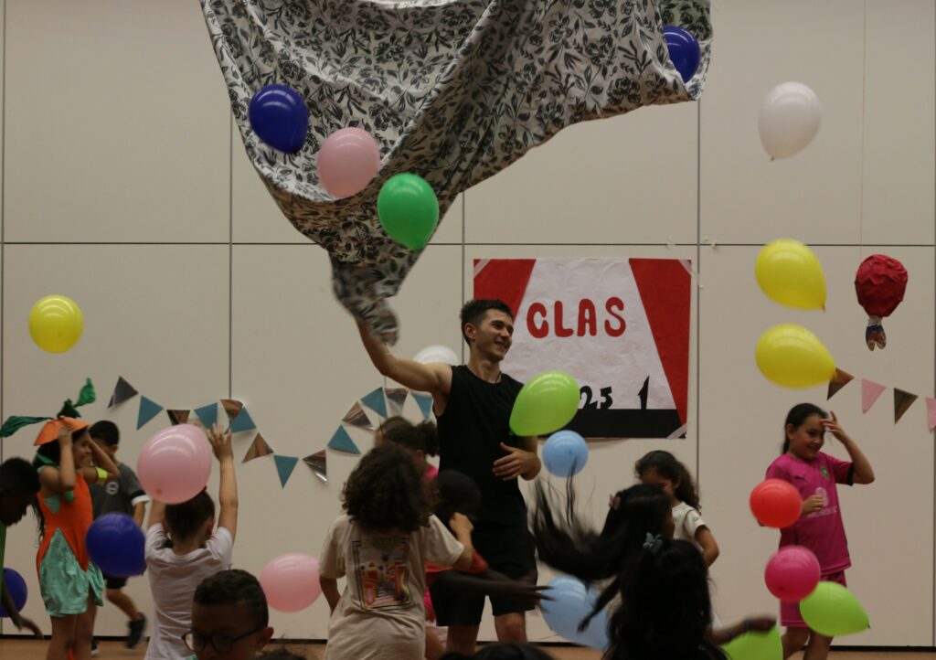 A la fin du spectacle, un lâché de ballons a été fait sur scène, occasion pour les enfants de se défouler