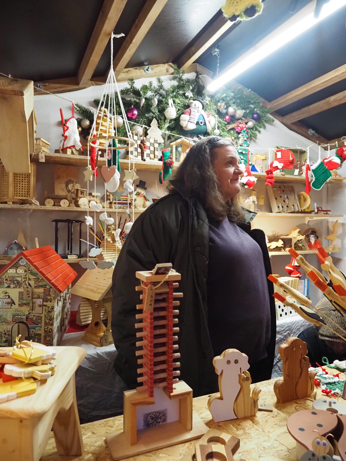 Sandrine tient le stand au marché de Noel 
 © Photo fournie par L'Atelier