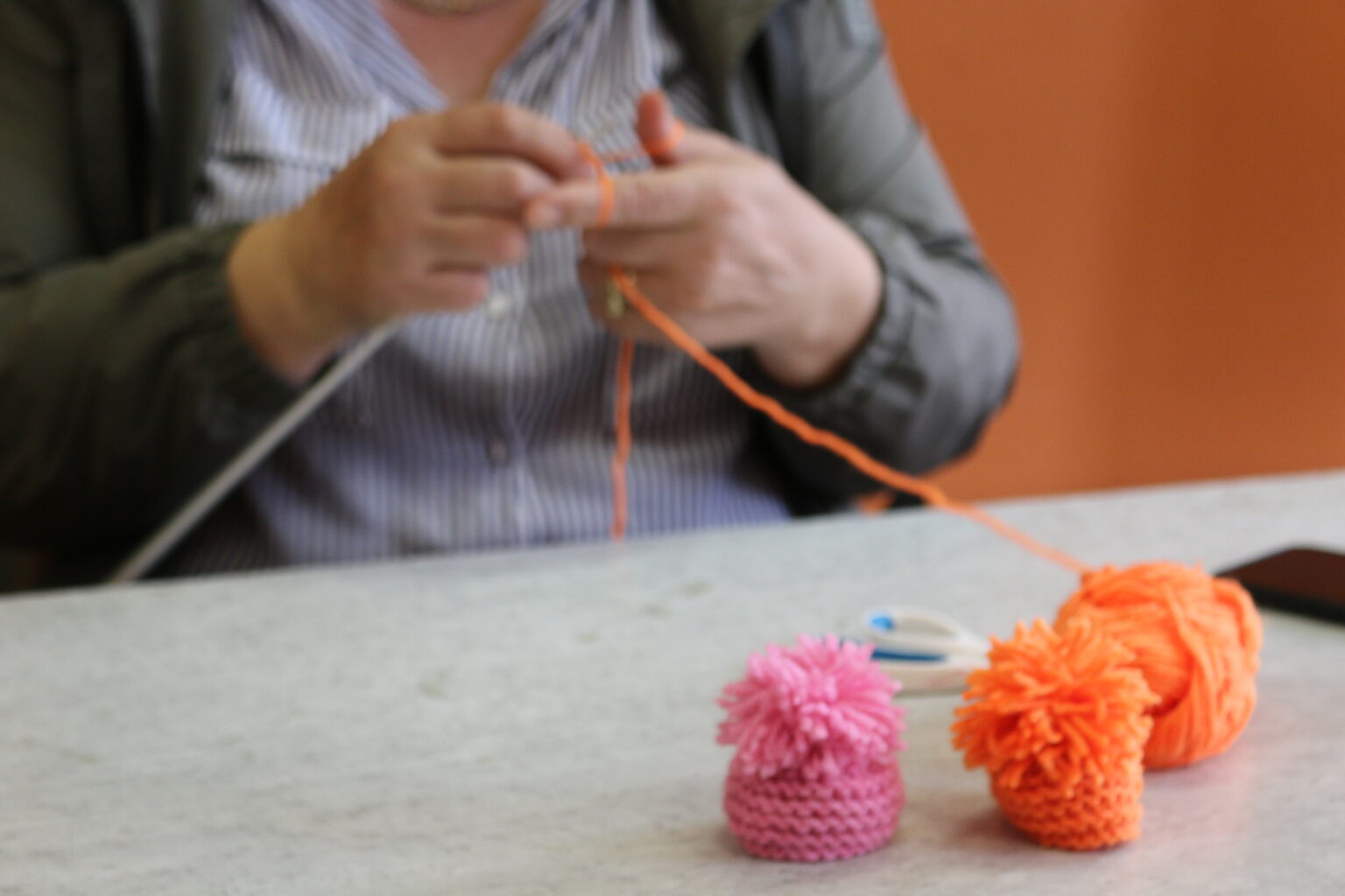 A l'atelier tricot, ce sont des liens qui se tissent. © Hayva Wernert
