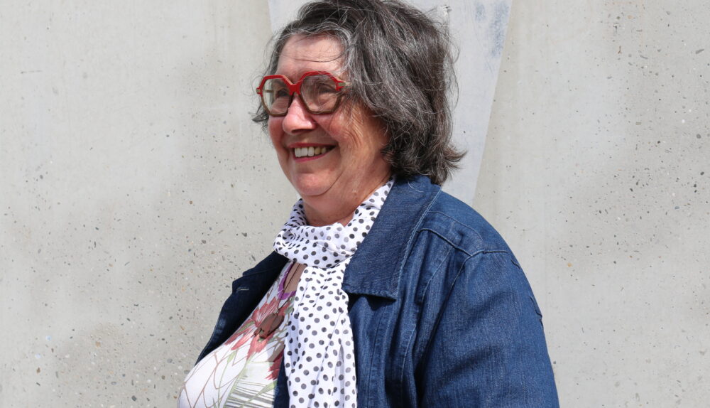 Portrait de Marianne Vollet-Gless sur le parvis du CSC Meinau , juin 2026