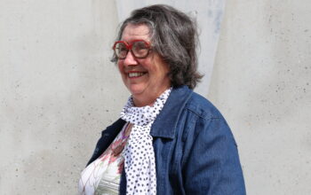Portrait de Marianne Vollet-Gless sur le parvis du CSC Meinau , juin 2026