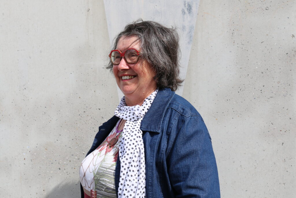 Portrait de Marianne Vollet-Gless sur le parvis du CSC Meinau , juin 2026