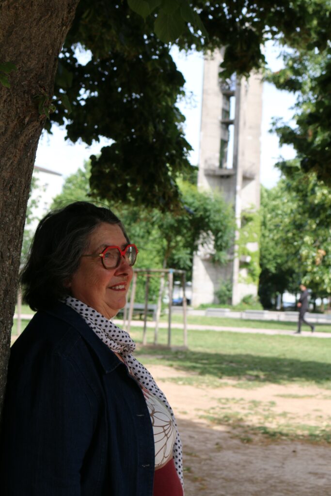 Portrait photo de Marianne Vollet-Gless sur la place de l'Ile de France, juin 2026
