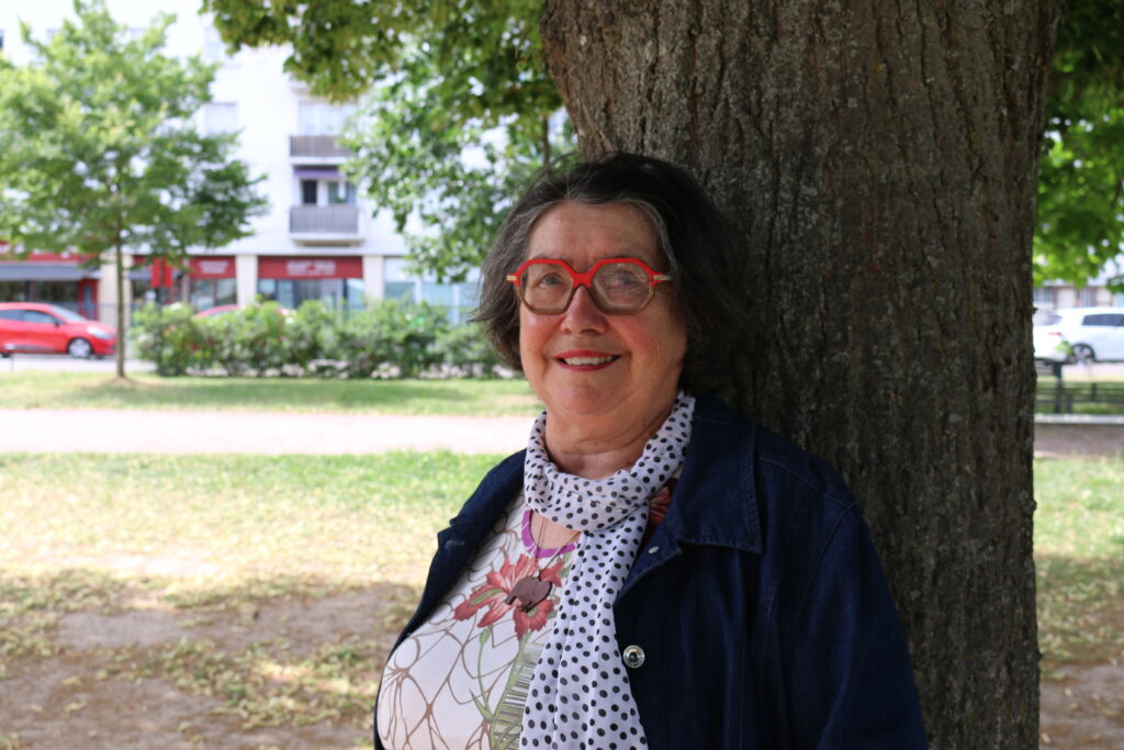 Portrait photo de Marianne Vollet-Gless sur la place de l'Ile de France, juin 2026