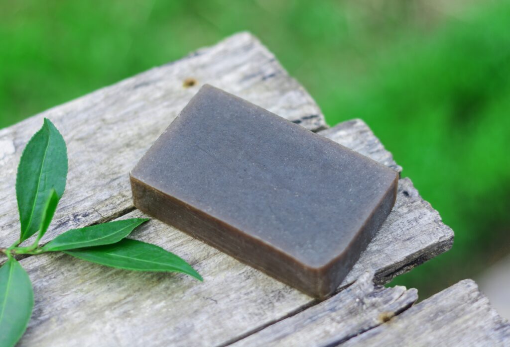 C'est une image d'un bloc de savon noir posé sur le bord d'une table