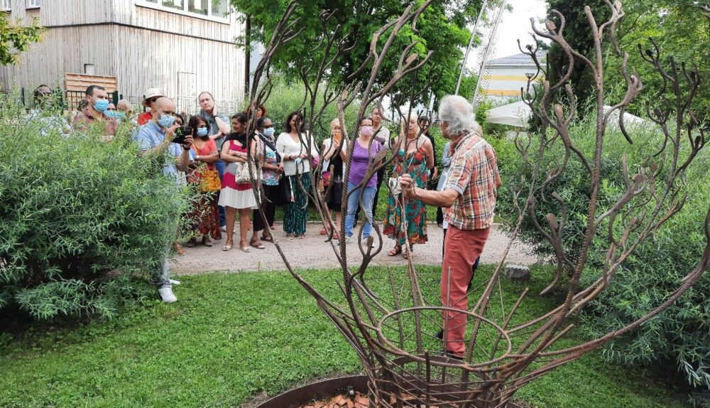 Une visite pédagogique du jardin interreligieux.
