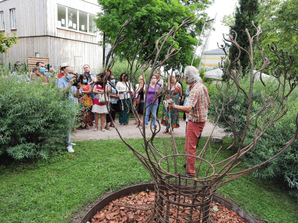 Une visite pédagogique du jardin interreligieux.