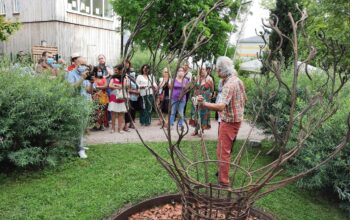 Une visite pédagogique du jardin interreligieux.